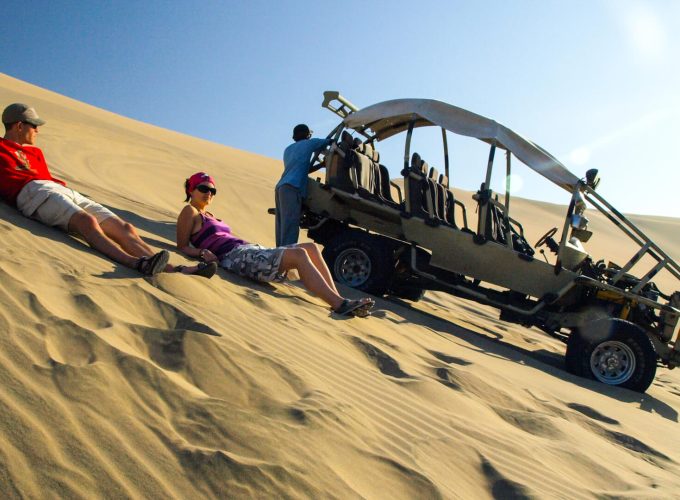 Paseo en Tubulares + Sandboarding en Huacachina